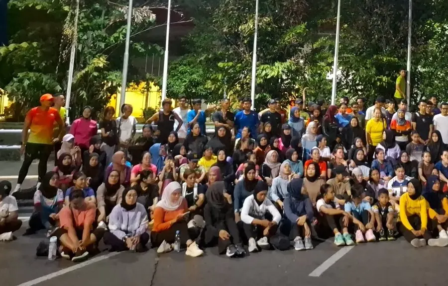 Peserta latihan Sparko beristirahat dan minum setelah sesi latihan